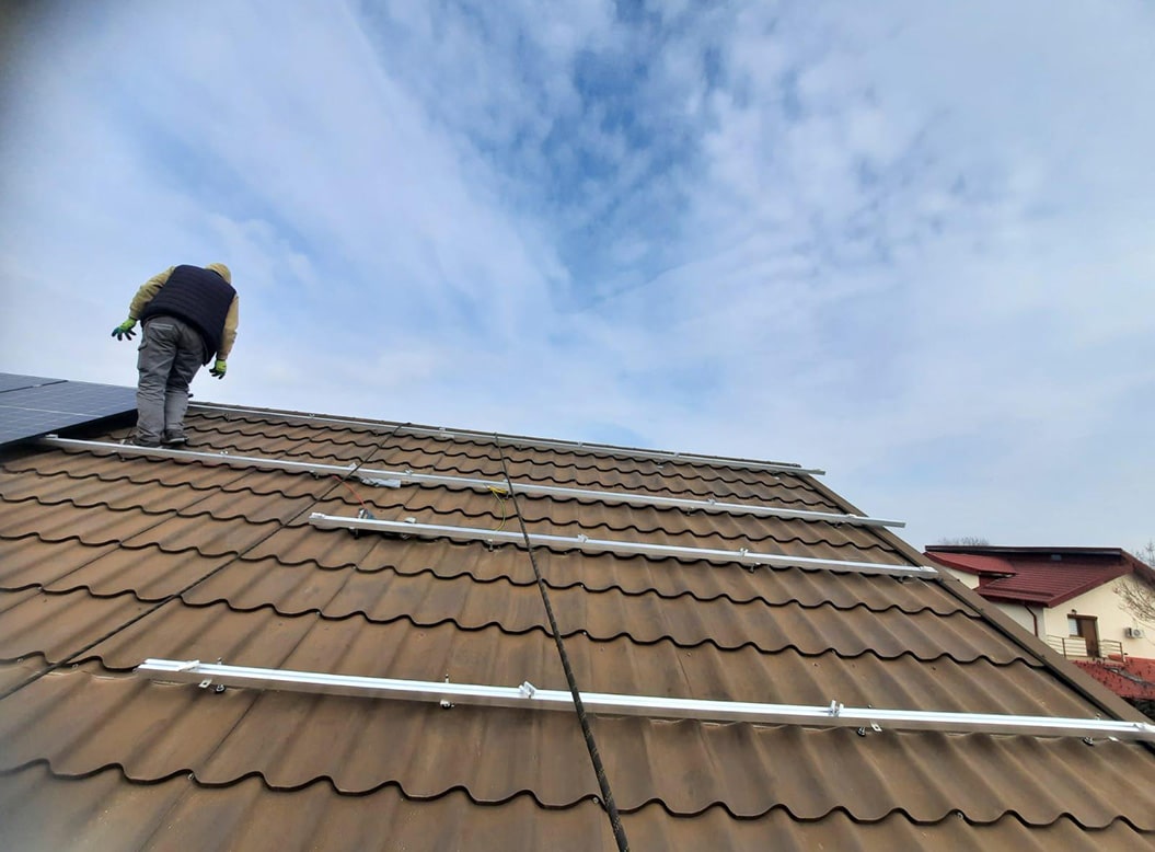 Tunari 4,86 kW, 12 panouri Canadian Solar 405 Wp